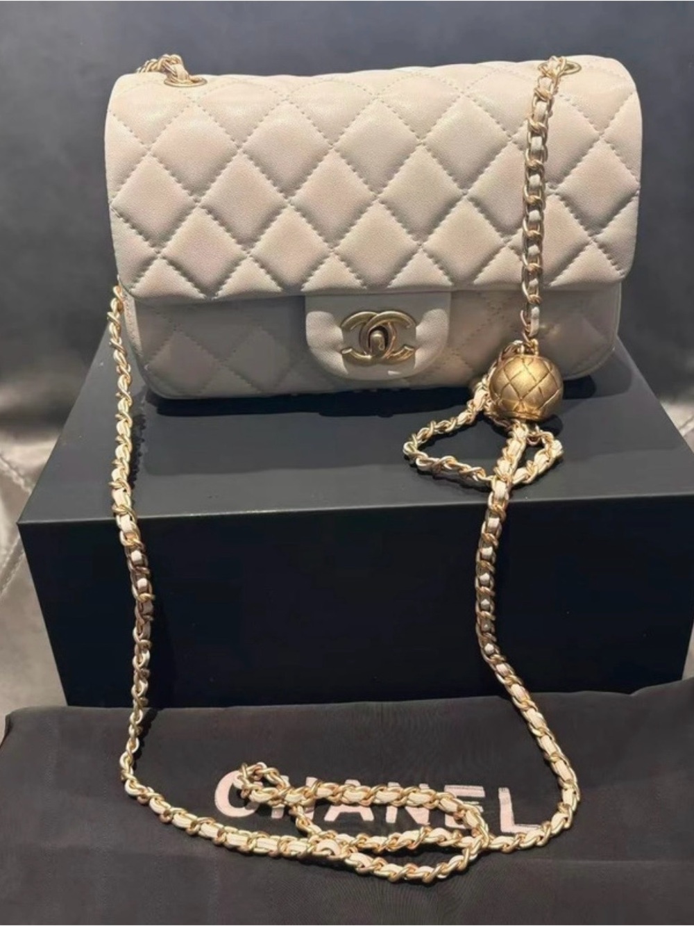 CHANEL Quilted Cream Lambskin Shoulder Bag with Gold Chain